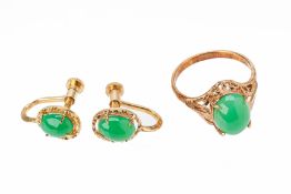 A GREEN-COLOURED STONE RING AND EARRINGS