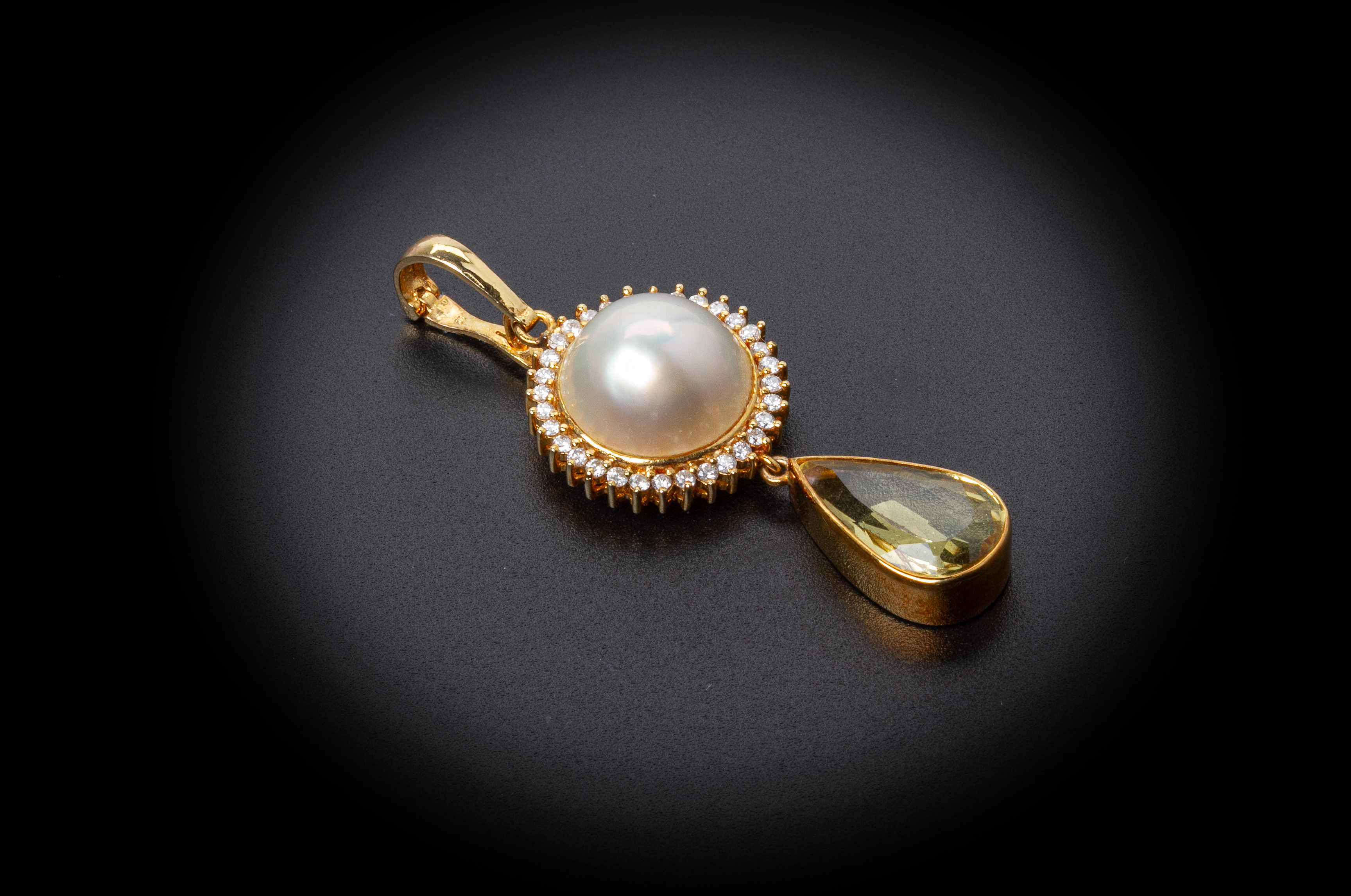 A CULTURED PEARL, QUARTZ AND DIAMOND PENDANT AND EARRINGS - Image 3 of 4