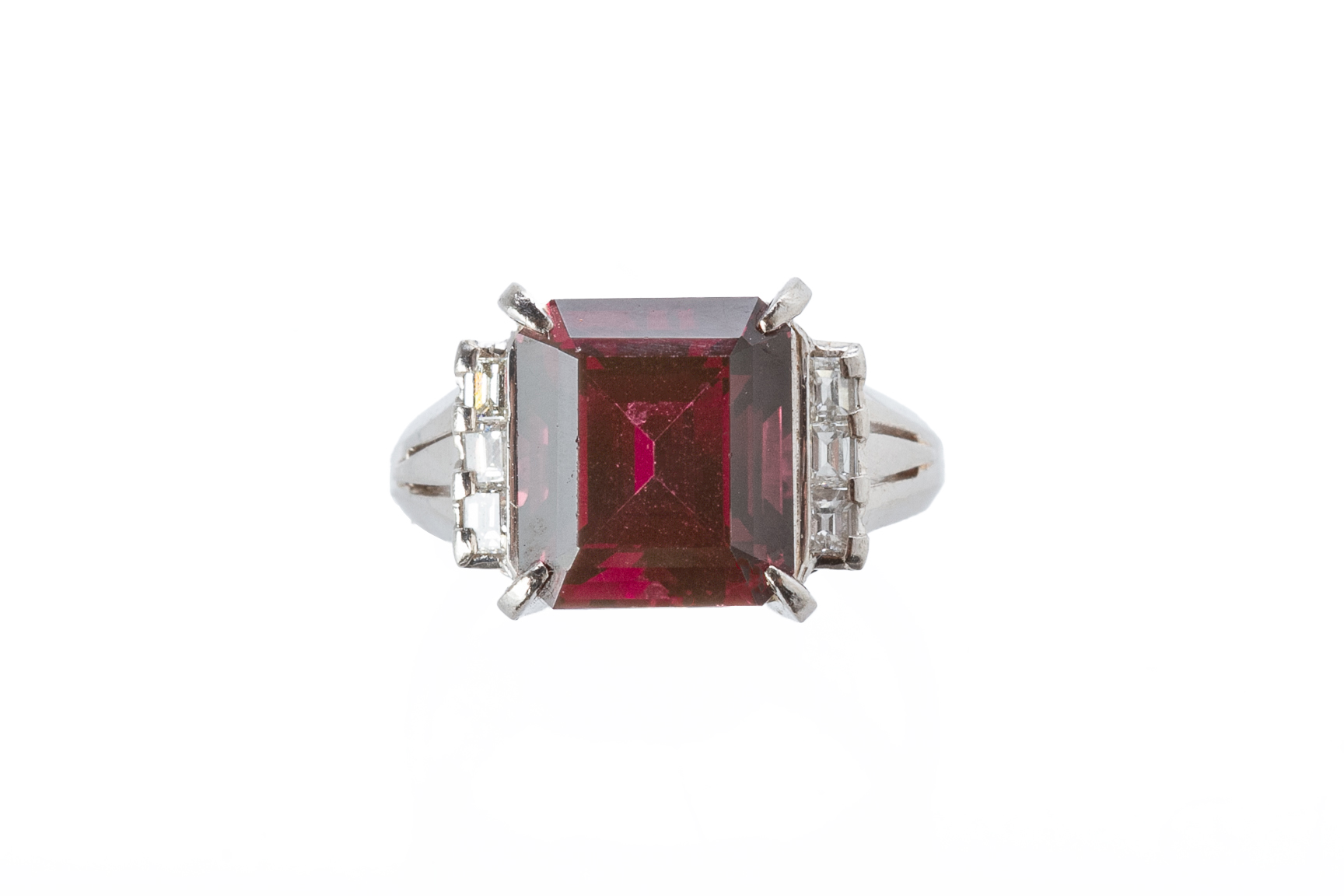 A GARNET AND DIAMOND RING - Image 2 of 4
