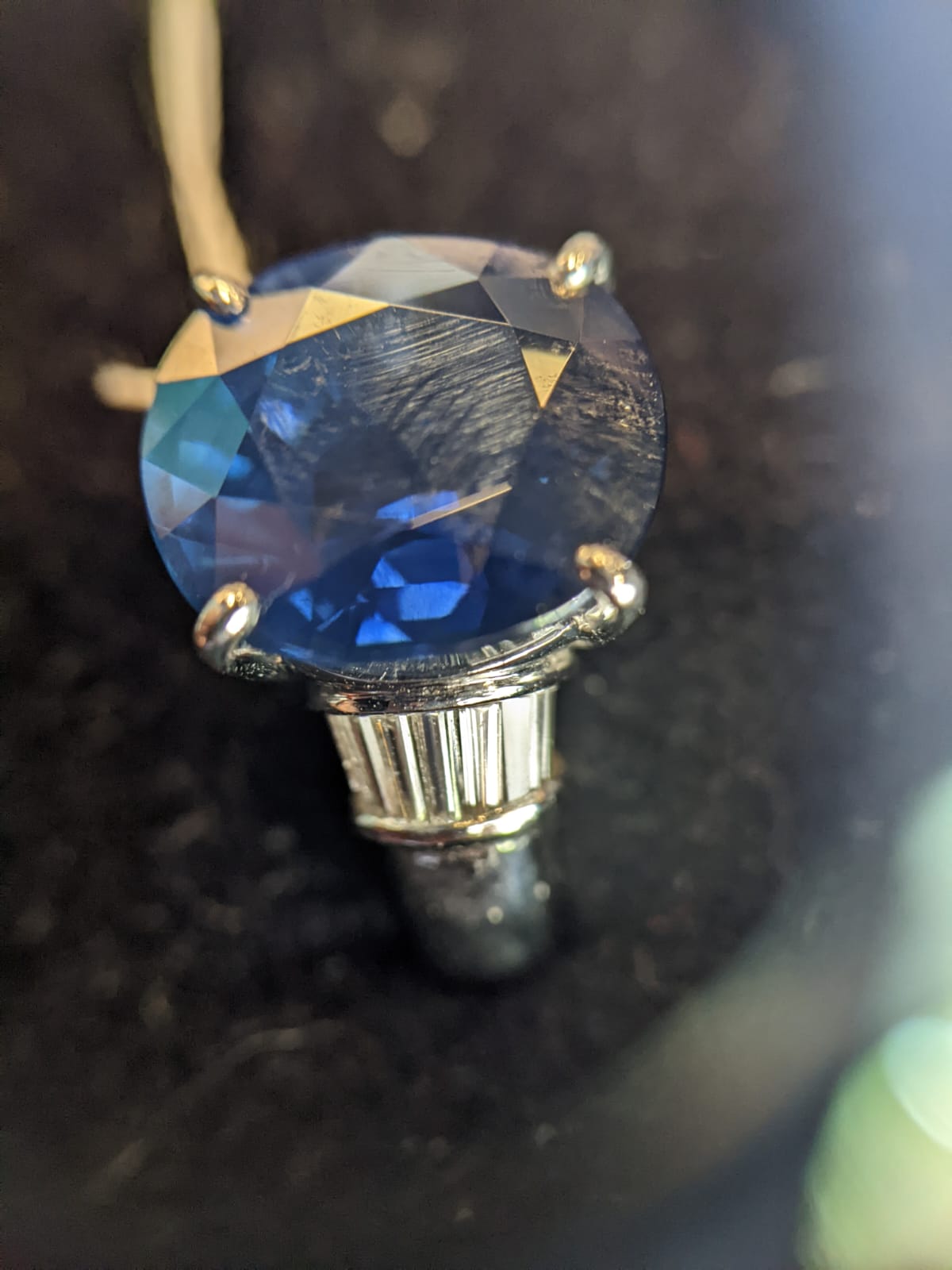 A SAPPHIRE AND DIAMOND RING - Image 8 of 10