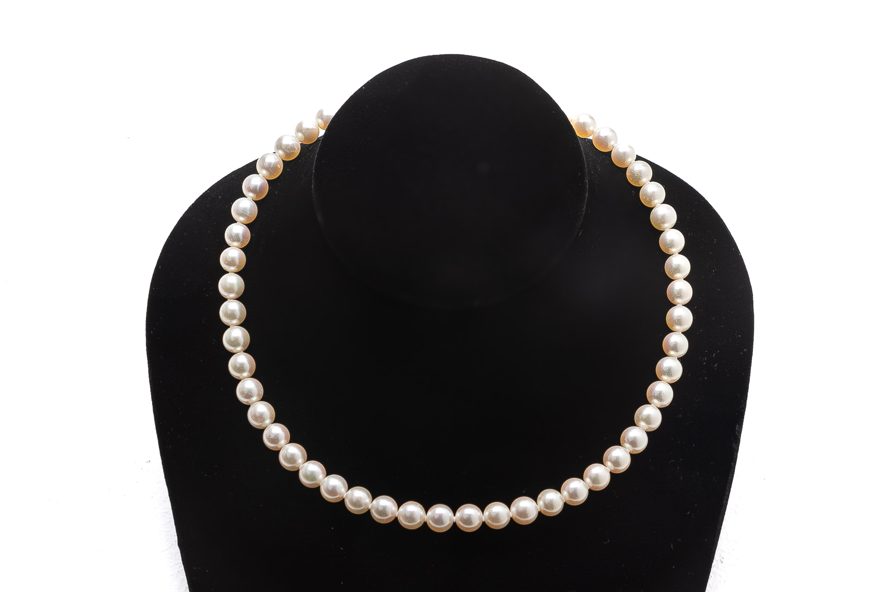 AN AKOYA CULTURED PEARL NECKLACE