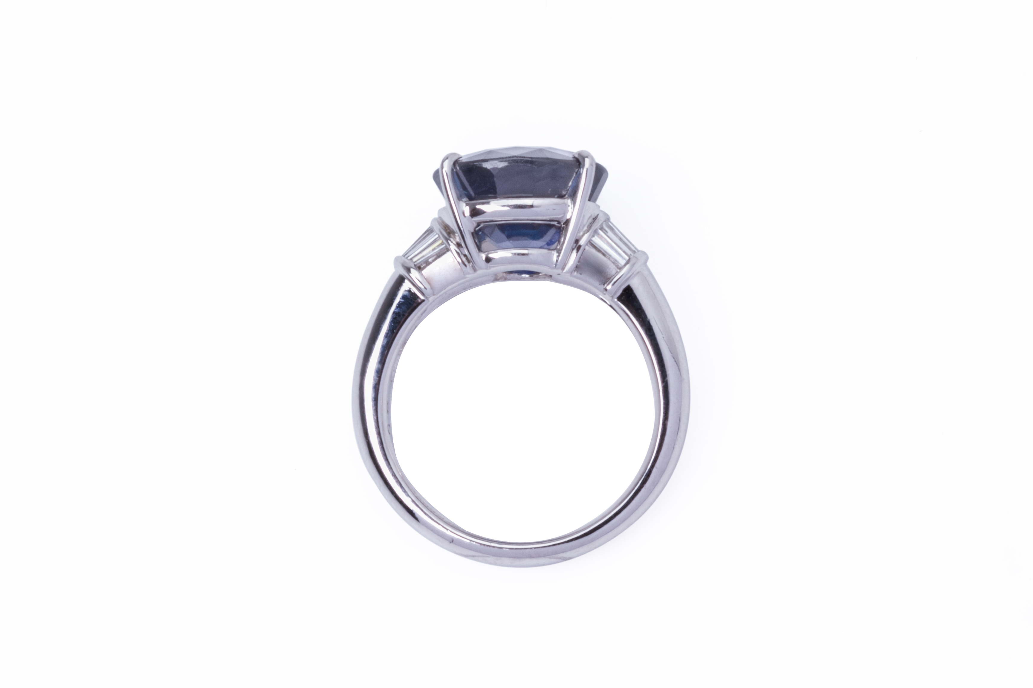 A SAPPHIRE AND DIAMOND RING - Image 4 of 10