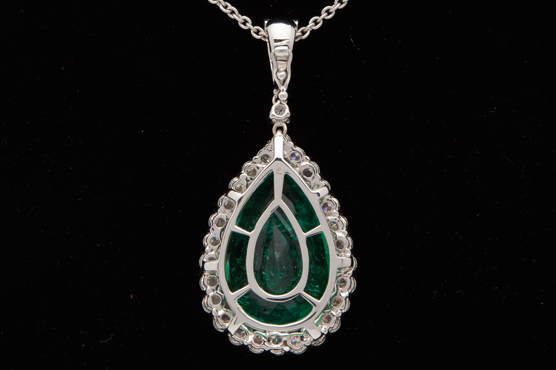A LARGE EMERALD AND DIAMOND PENDANT - Image 3 of 8