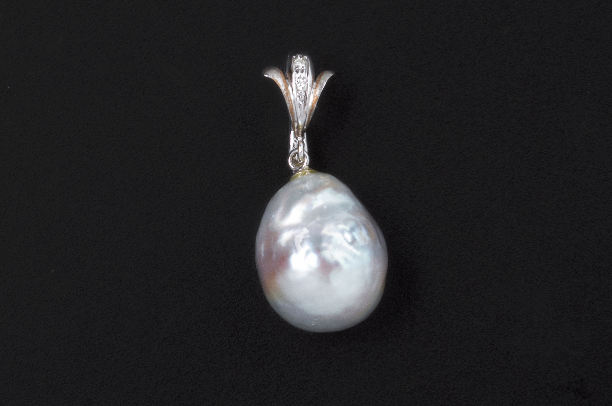 A SOUTH SEA BAROQUE CULTURED PEARL AND DIAMOND PENDANT - Image 2 of 2