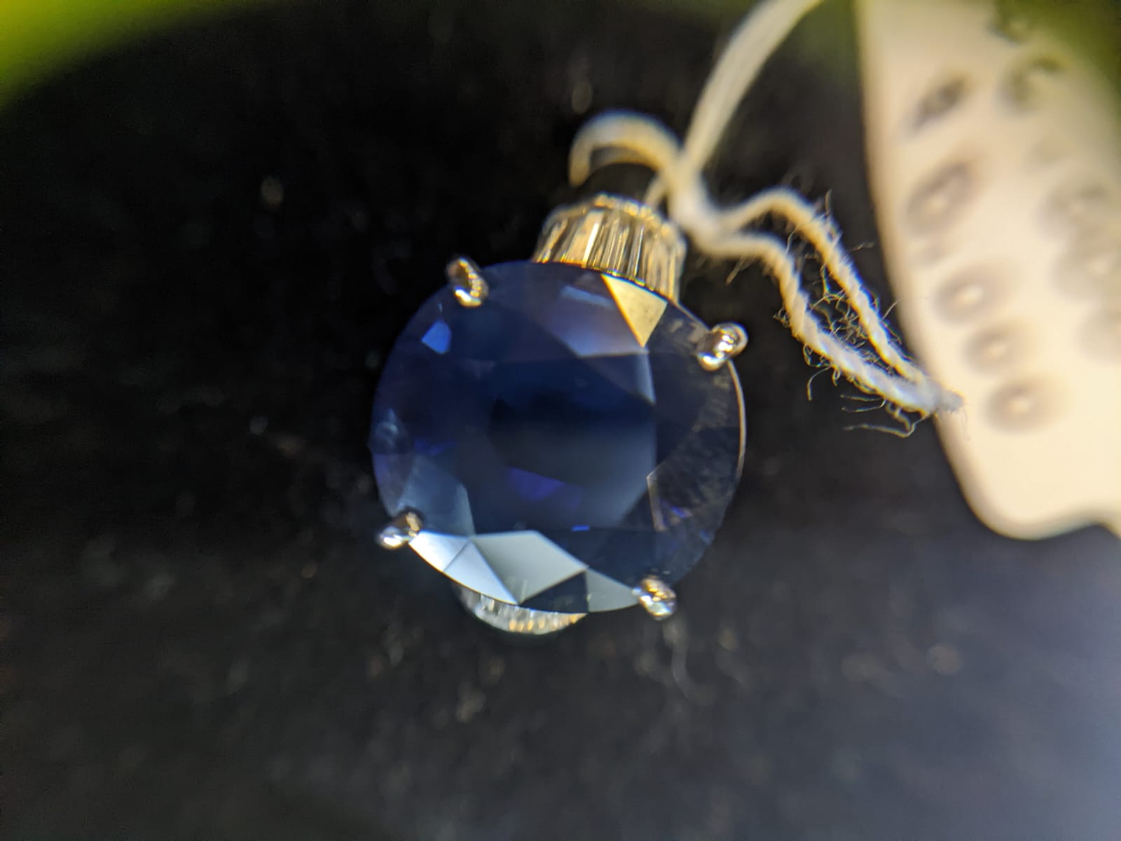 A SAPPHIRE AND DIAMOND RING - Image 6 of 10