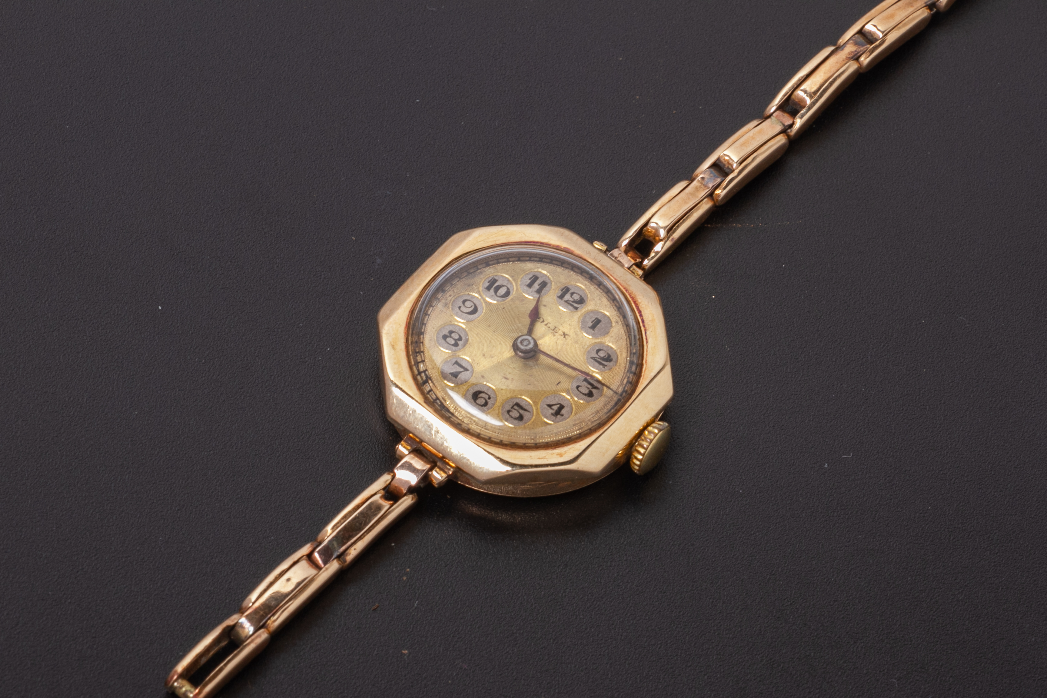 A VINTAGE ROLEX LADIES GOLD WATCH - Image 3 of 5