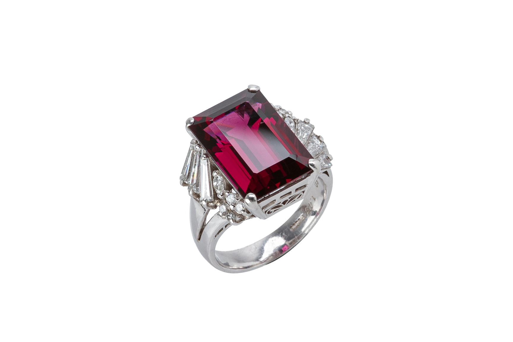 A GARNET AND DIAMOND RING - Image 3 of 4