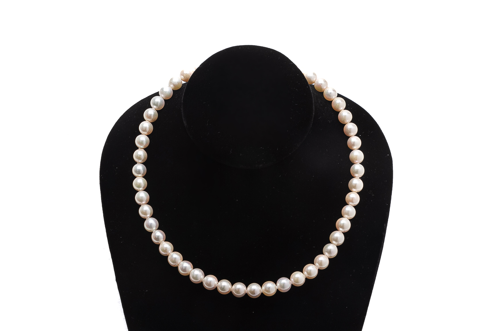 AN AKOYA CULTURED PEARL NECKLACE