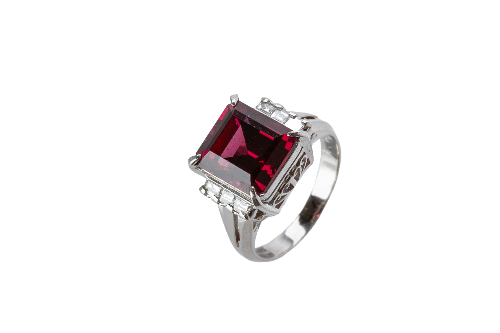 A GARNET AND DIAMOND RING - Image 4 of 4