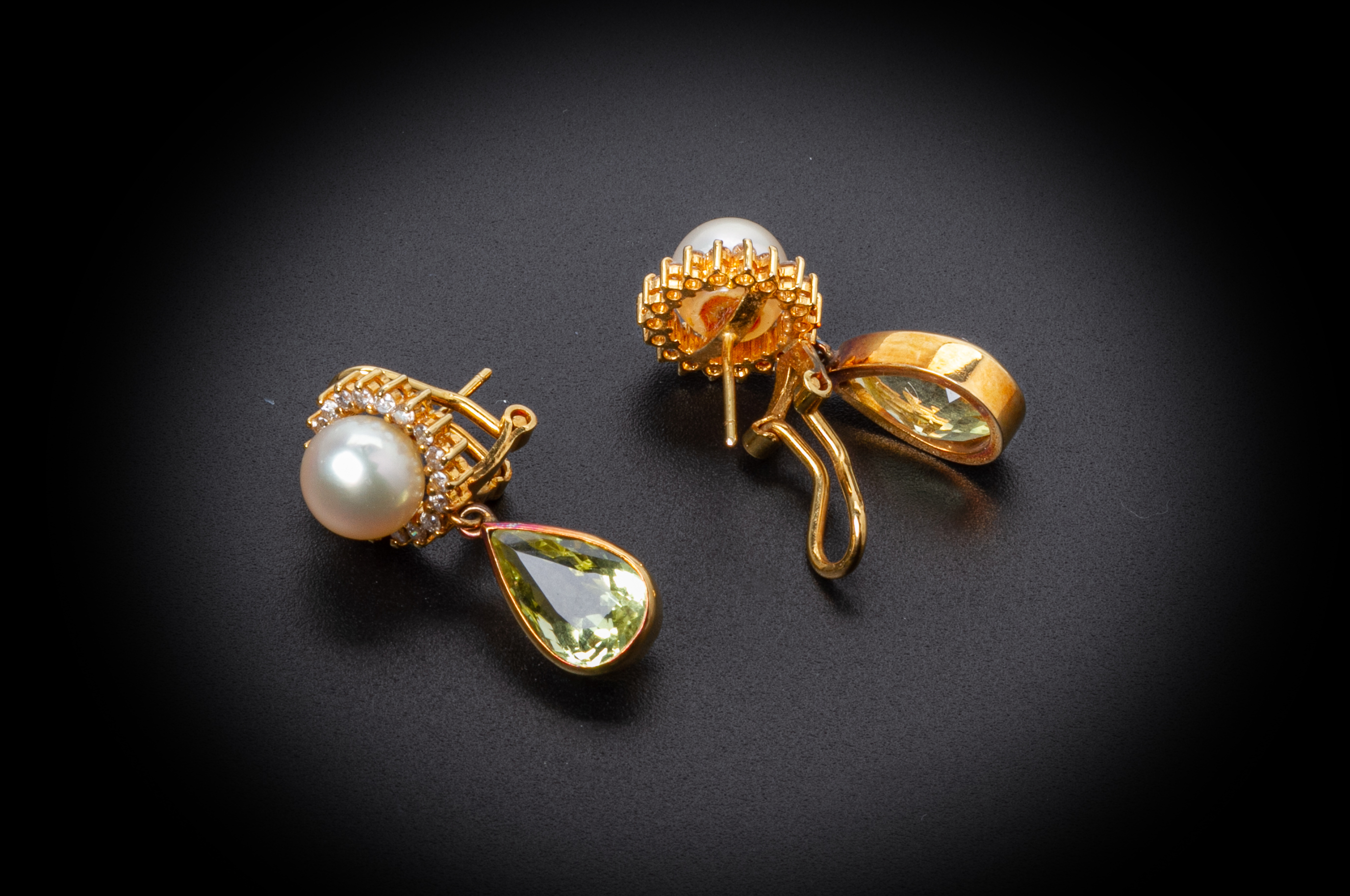 A CULTURED PEARL, QUARTZ AND DIAMOND PENDANT AND EARRINGS - Image 4 of 4