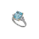 AN AQUAMARINE AND DIAMOND RING