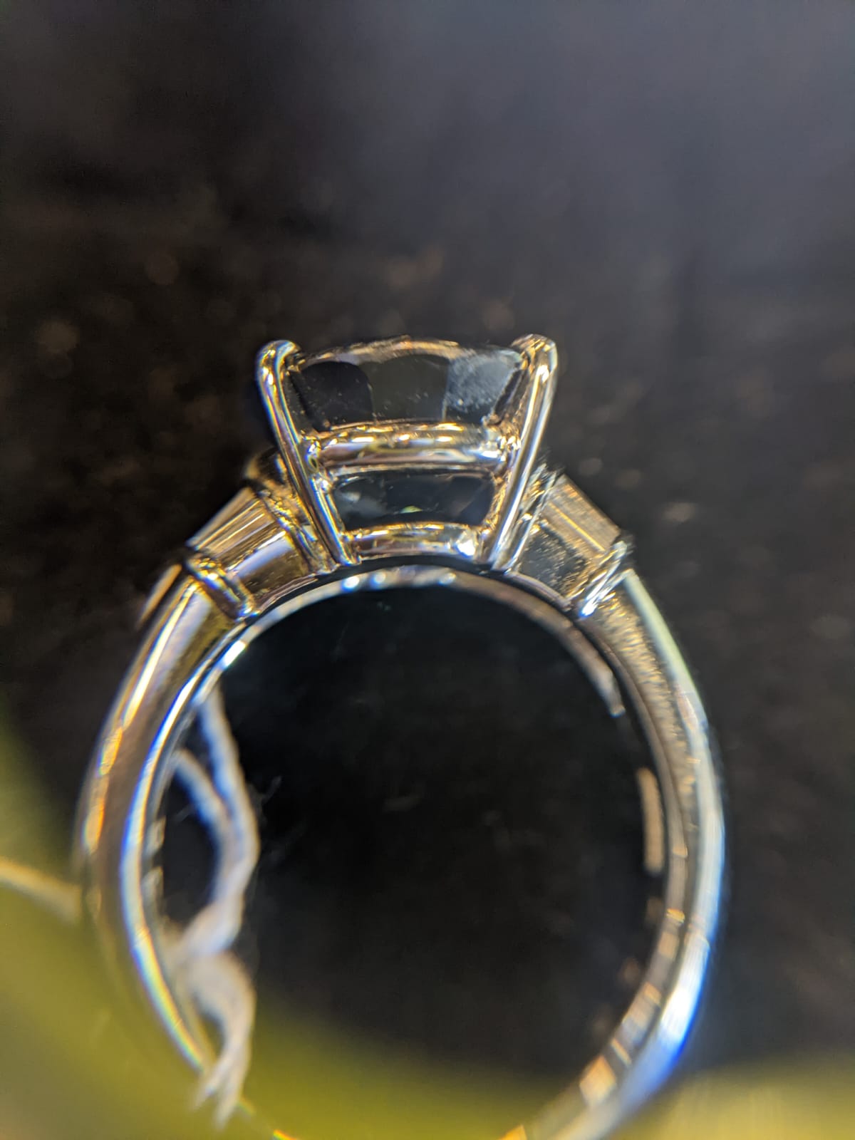 A SAPPHIRE AND DIAMOND RING - Image 5 of 10