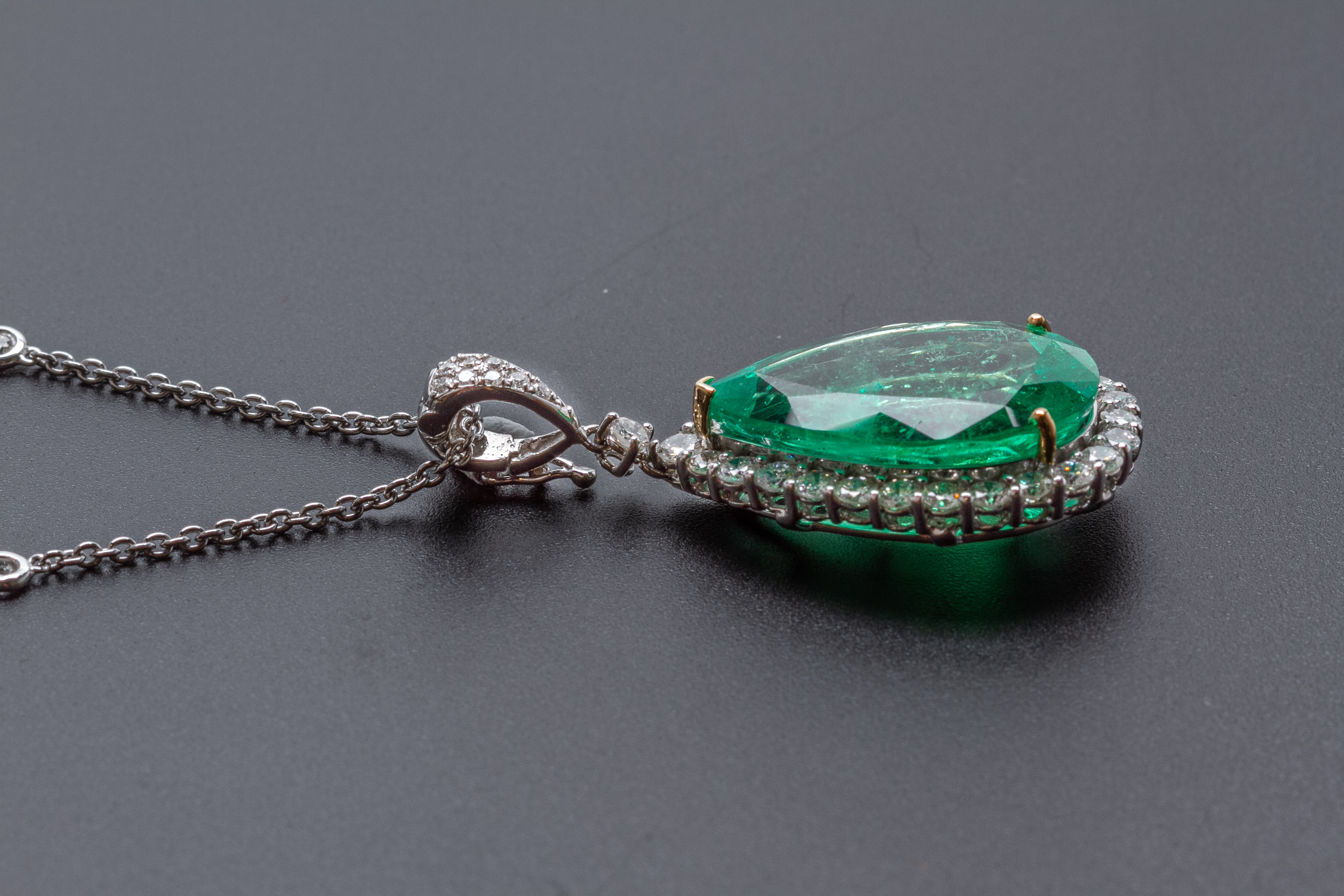 A LARGE EMERALD AND DIAMOND PENDANT - Image 7 of 8
