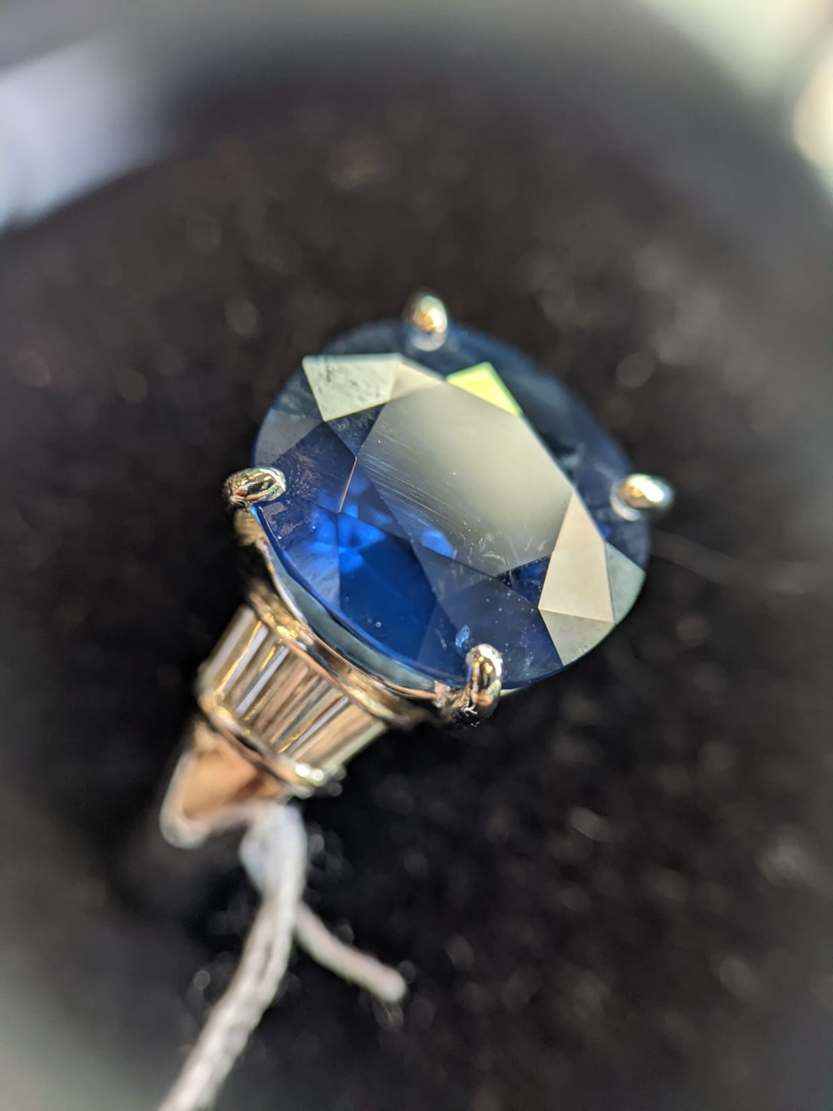 A SAPPHIRE AND DIAMOND RING - Image 10 of 10