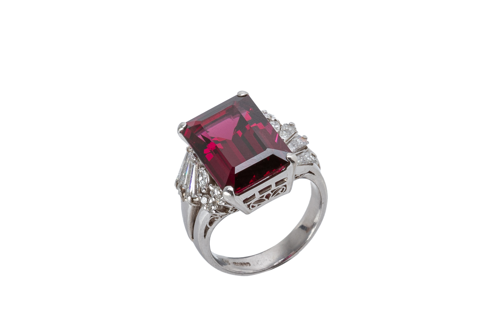 A GARNET AND DIAMOND RING - Image 4 of 4