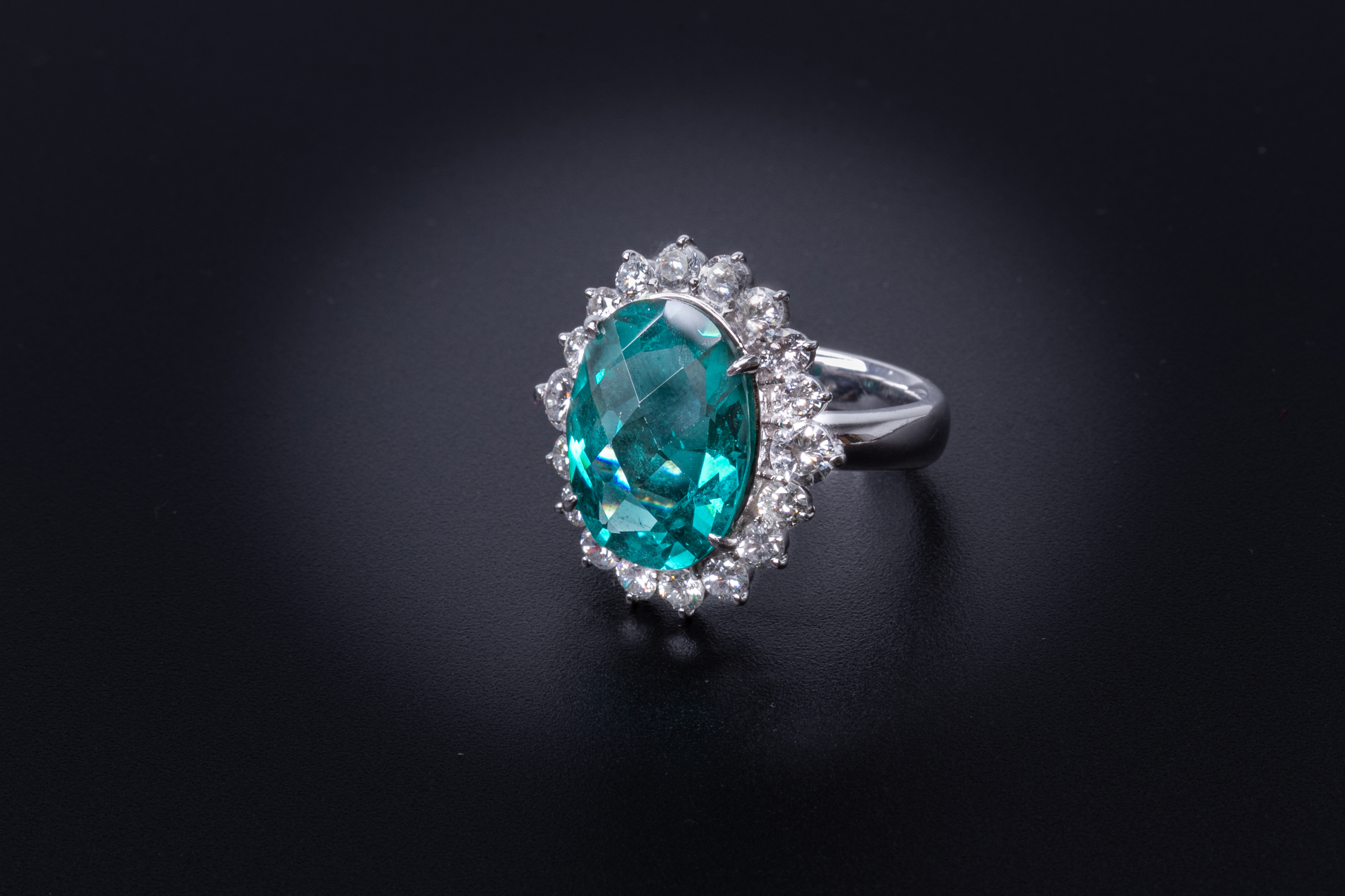 AN APATITE AND DIAMOND CLUSTER RING - Image 3 of 3