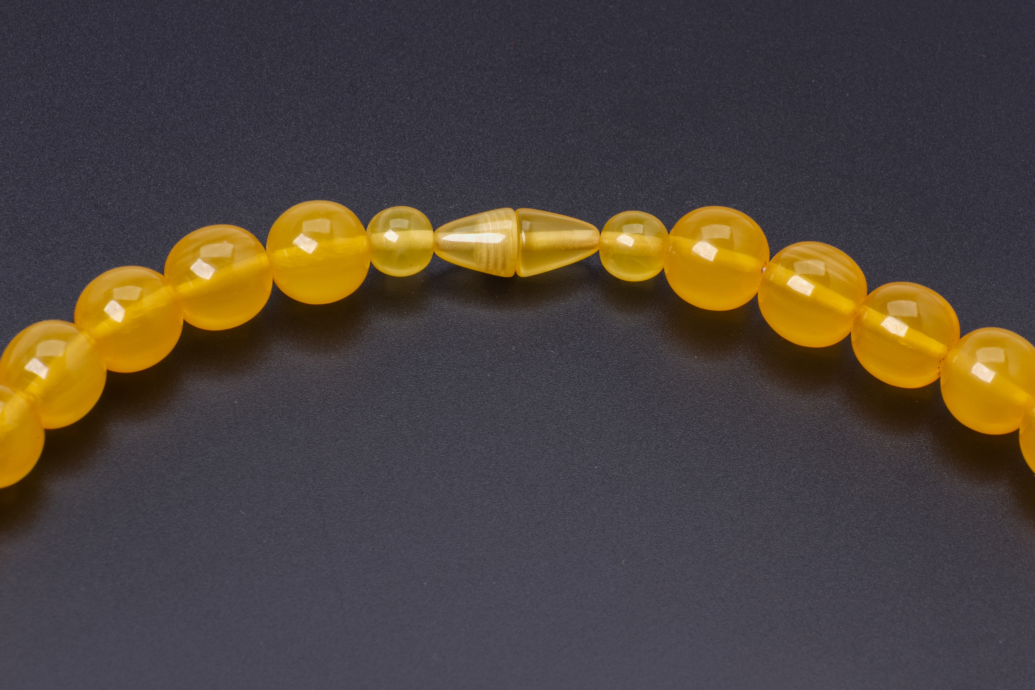 AN AMBER BEAD NECKLACE - Image 2 of 2