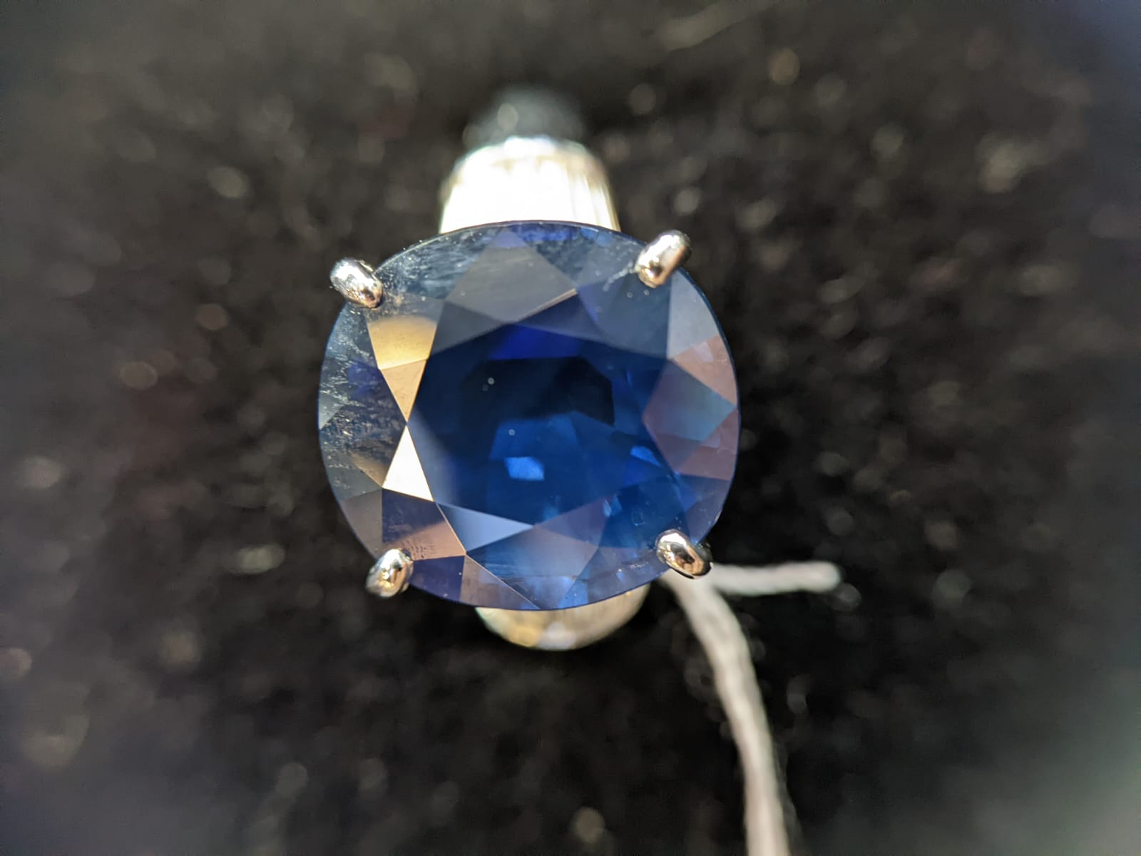 A SAPPHIRE AND DIAMOND RING - Image 9 of 10