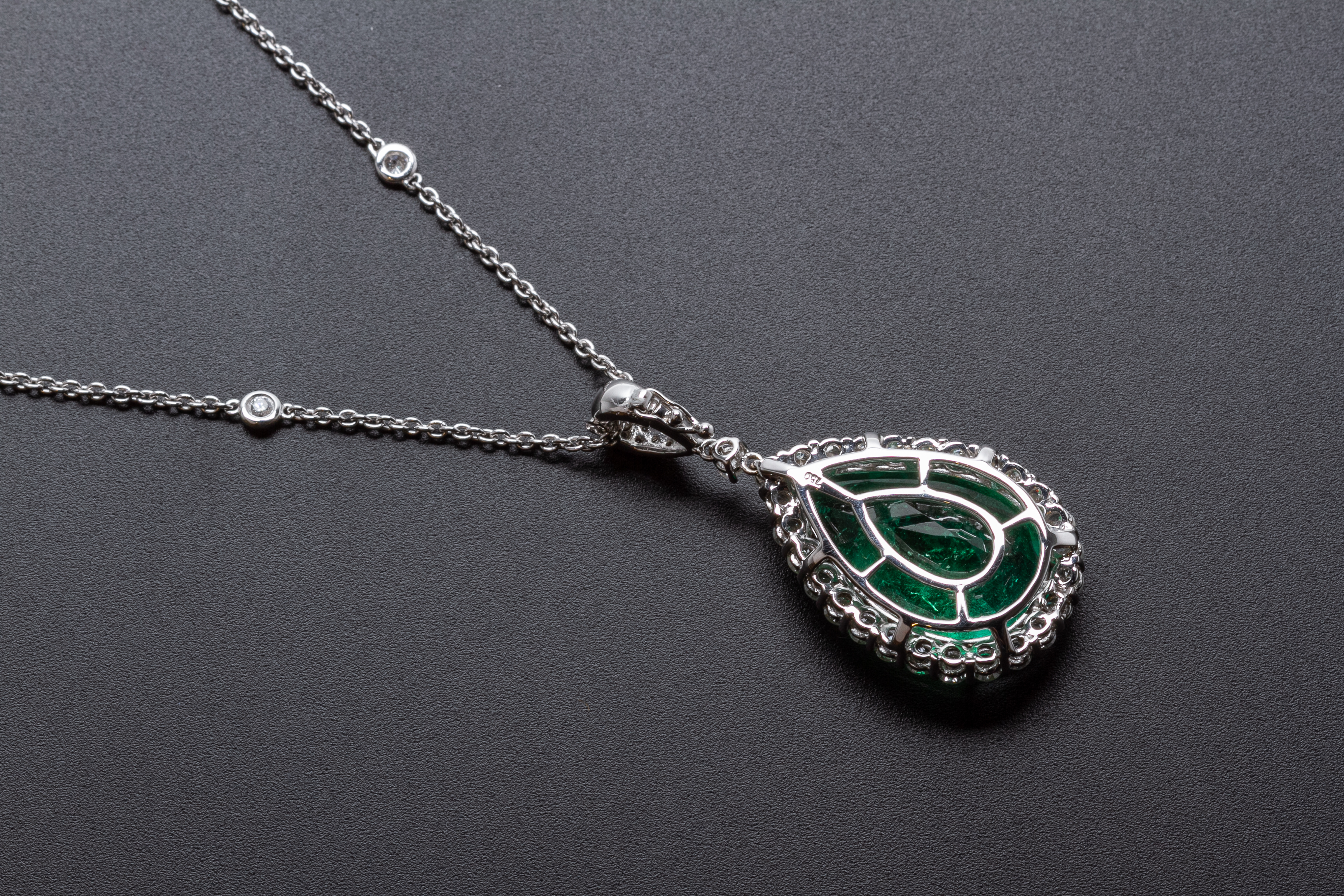 A LARGE EMERALD AND DIAMOND PENDANT - Image 6 of 8