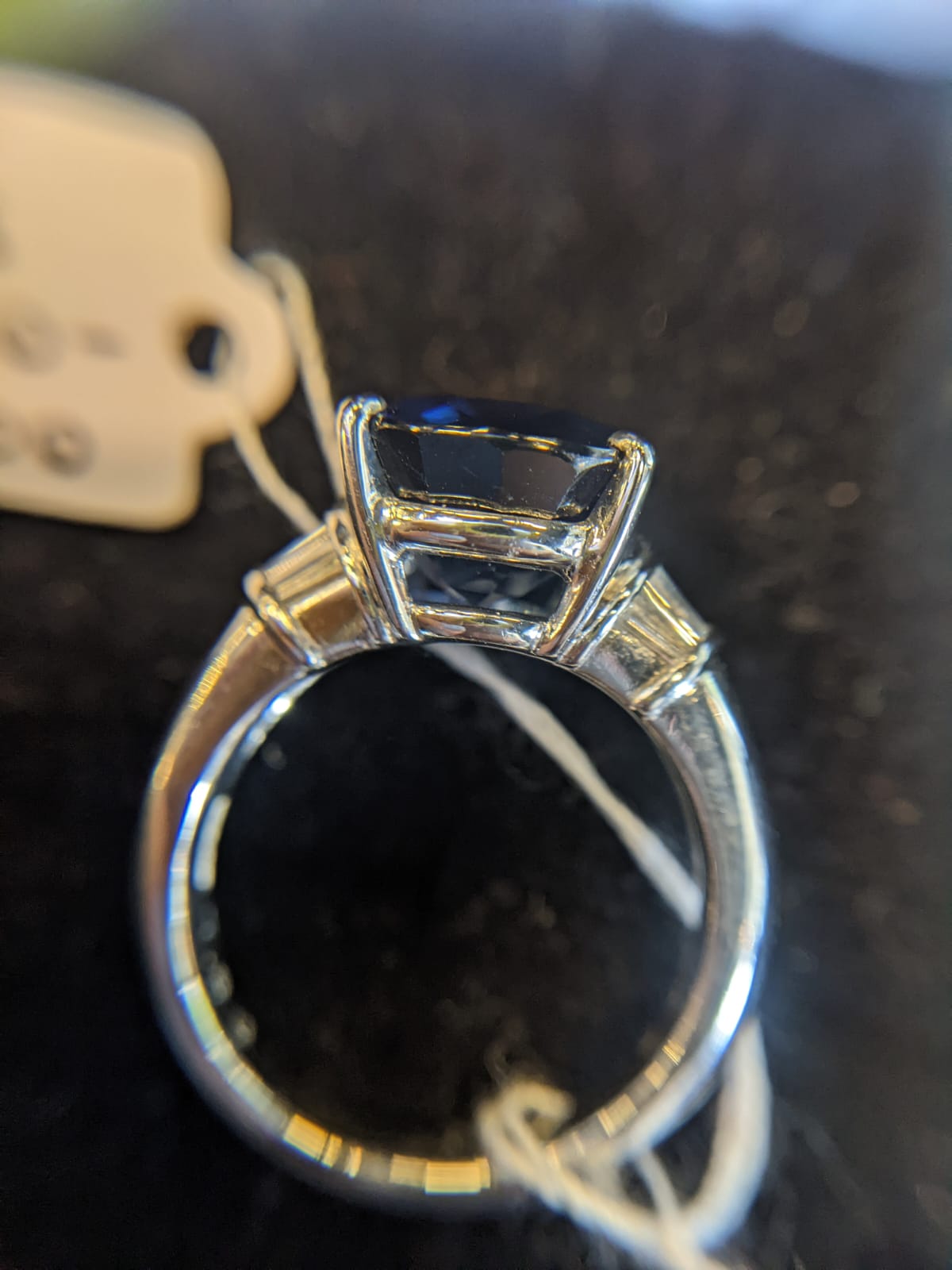 A SAPPHIRE AND DIAMOND RING - Image 7 of 10