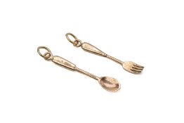 A PAIR OF 9K GOLD FORK AND SPOON CHARMS / PENDANTS