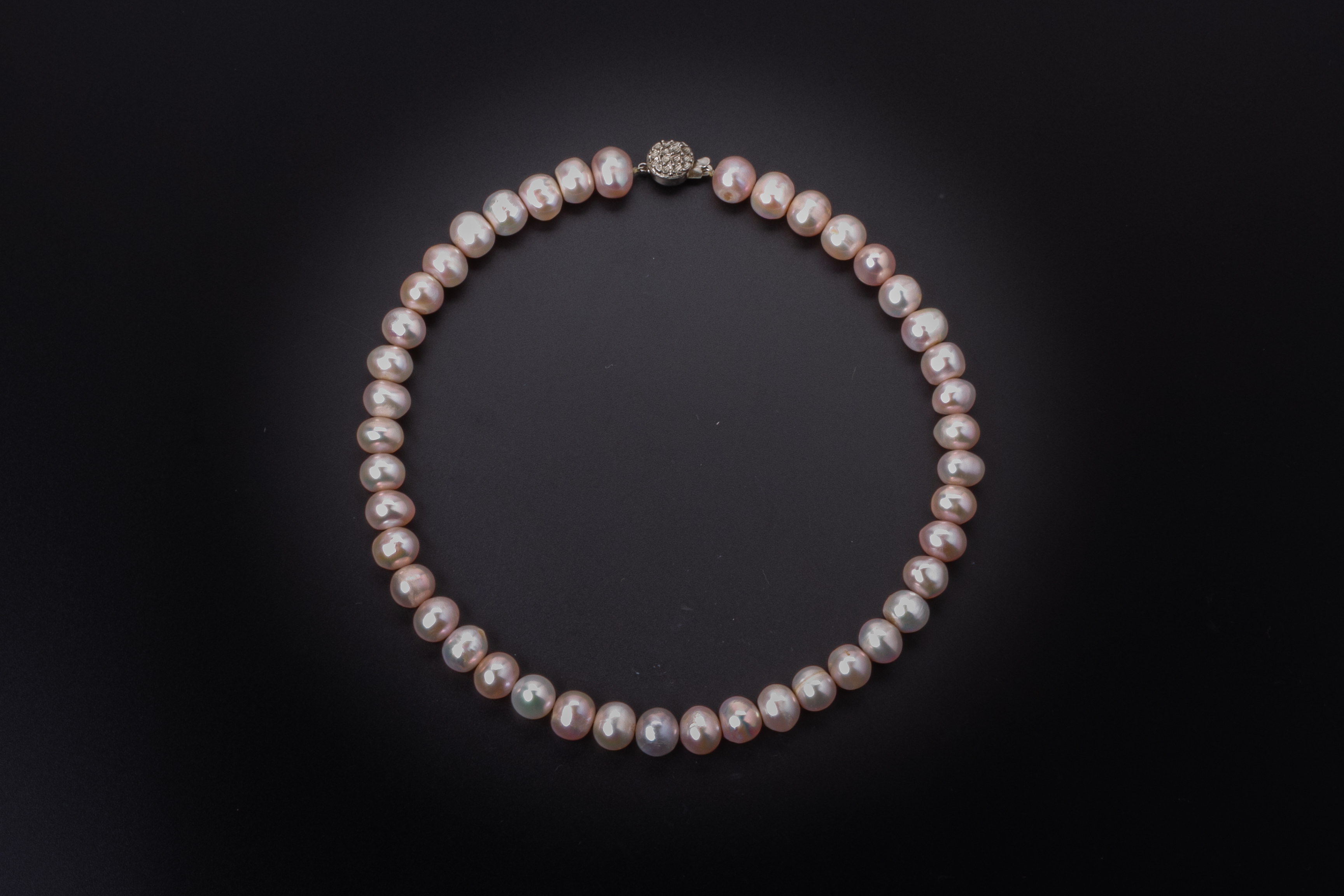 A FRESHWATER CULTURED PEARL NECKLACE