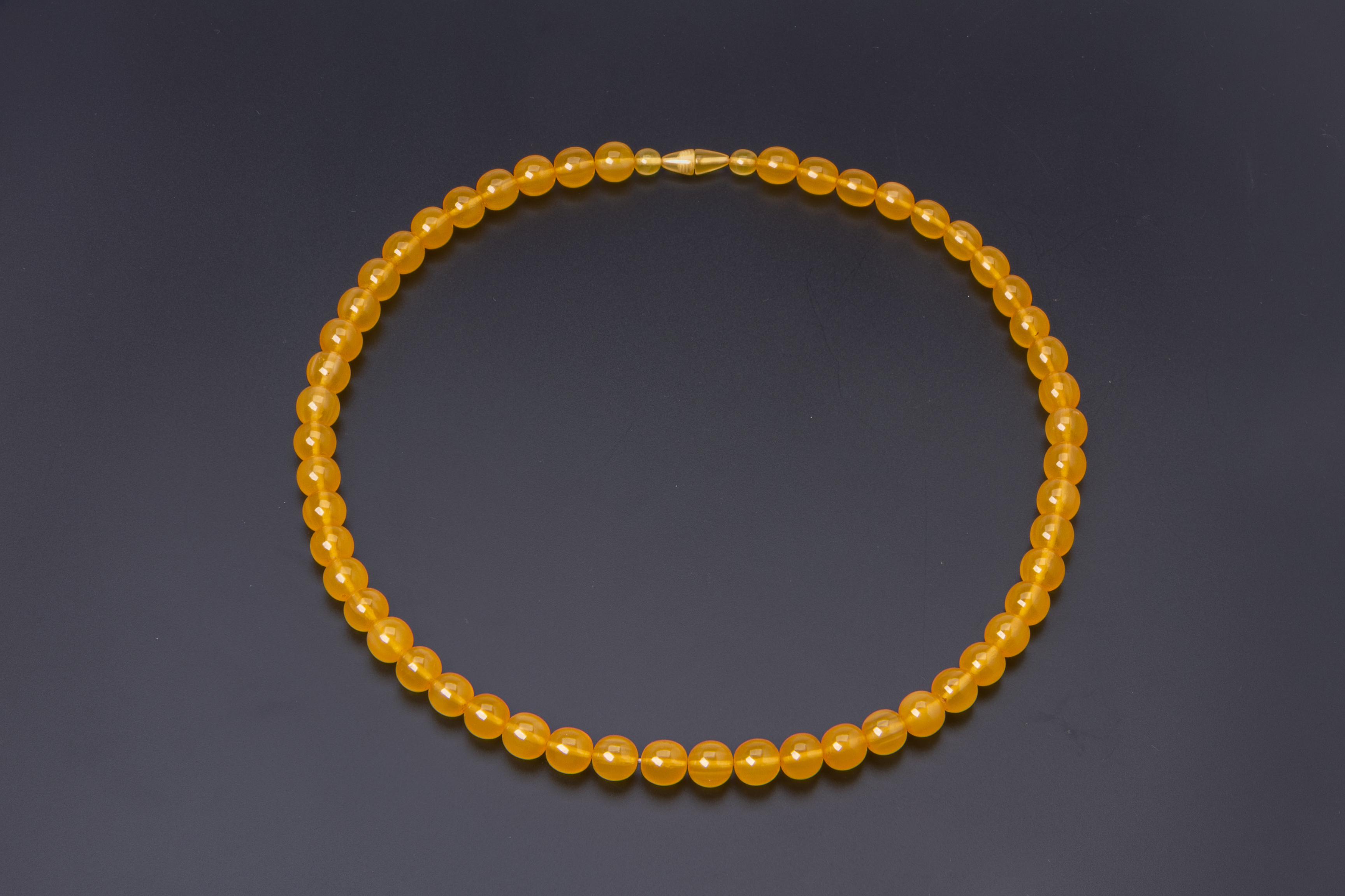 AN AMBER BEAD NECKLACE