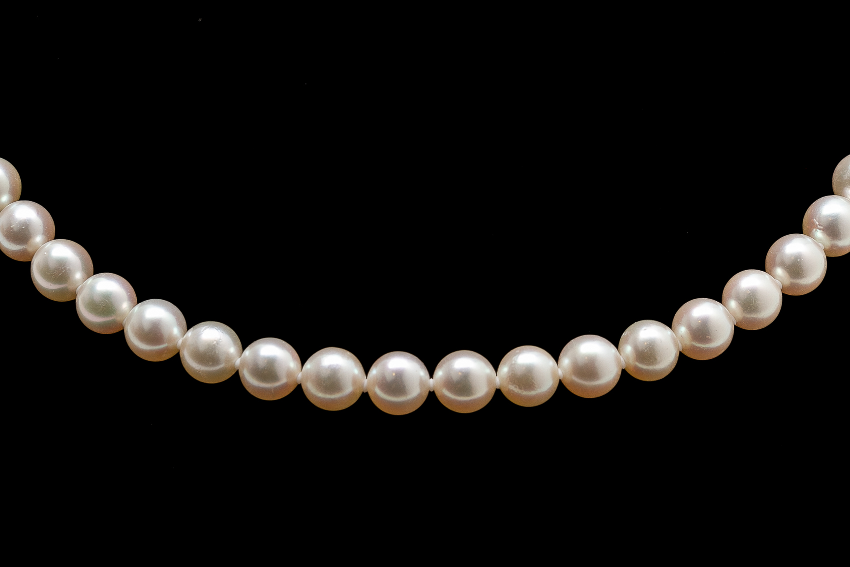 AN AKOYA CULTURED PEARL NECKLACE - Image 2 of 3