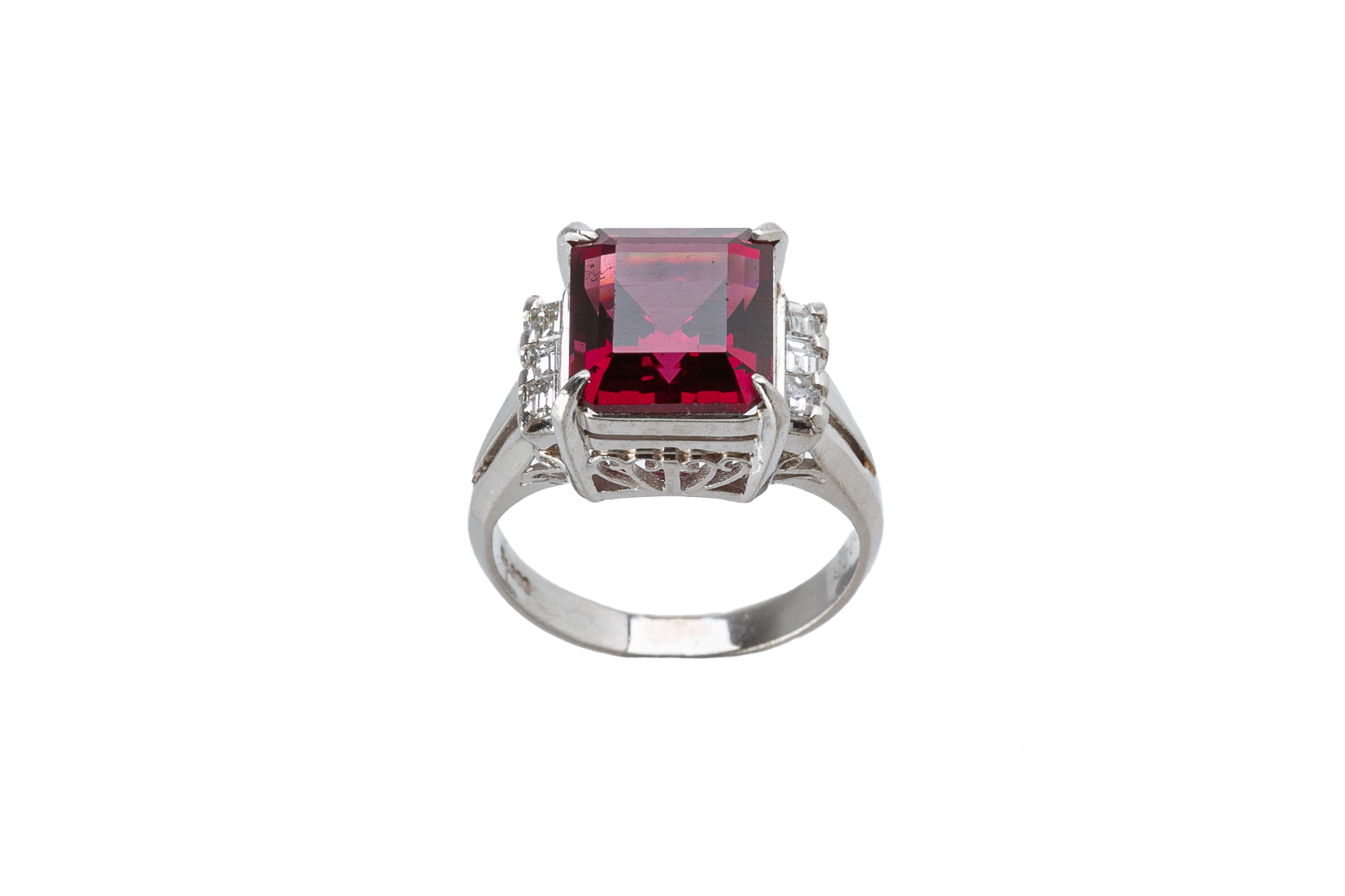 A GARNET AND DIAMOND RING - Image 3 of 4