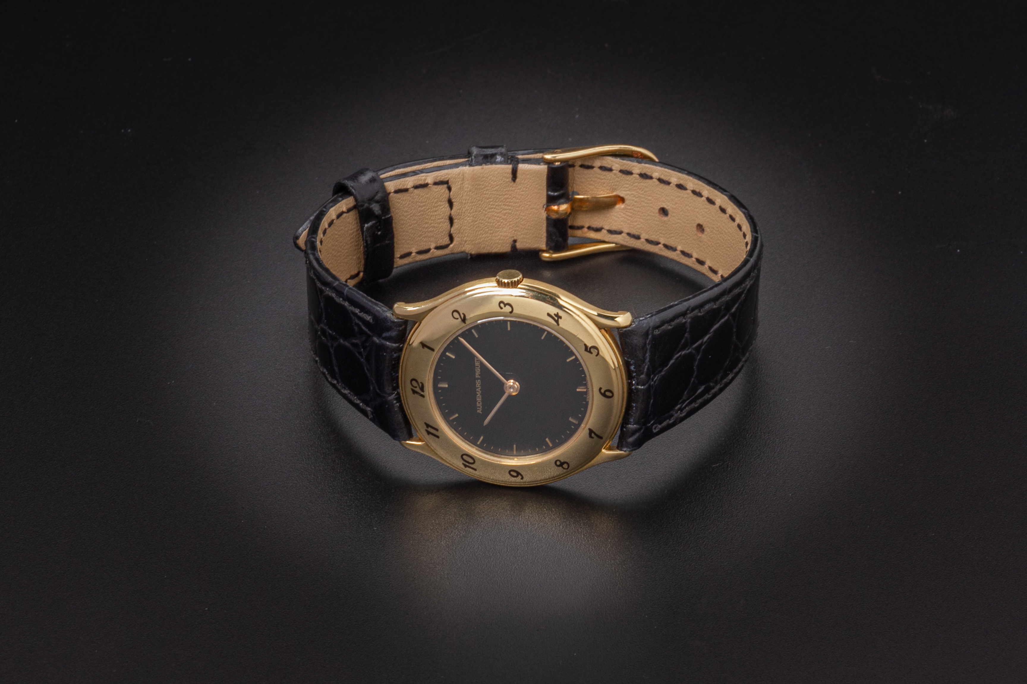 AN AUDEMARS PIGUET LADIES GOLD WATCH - Image 3 of 3