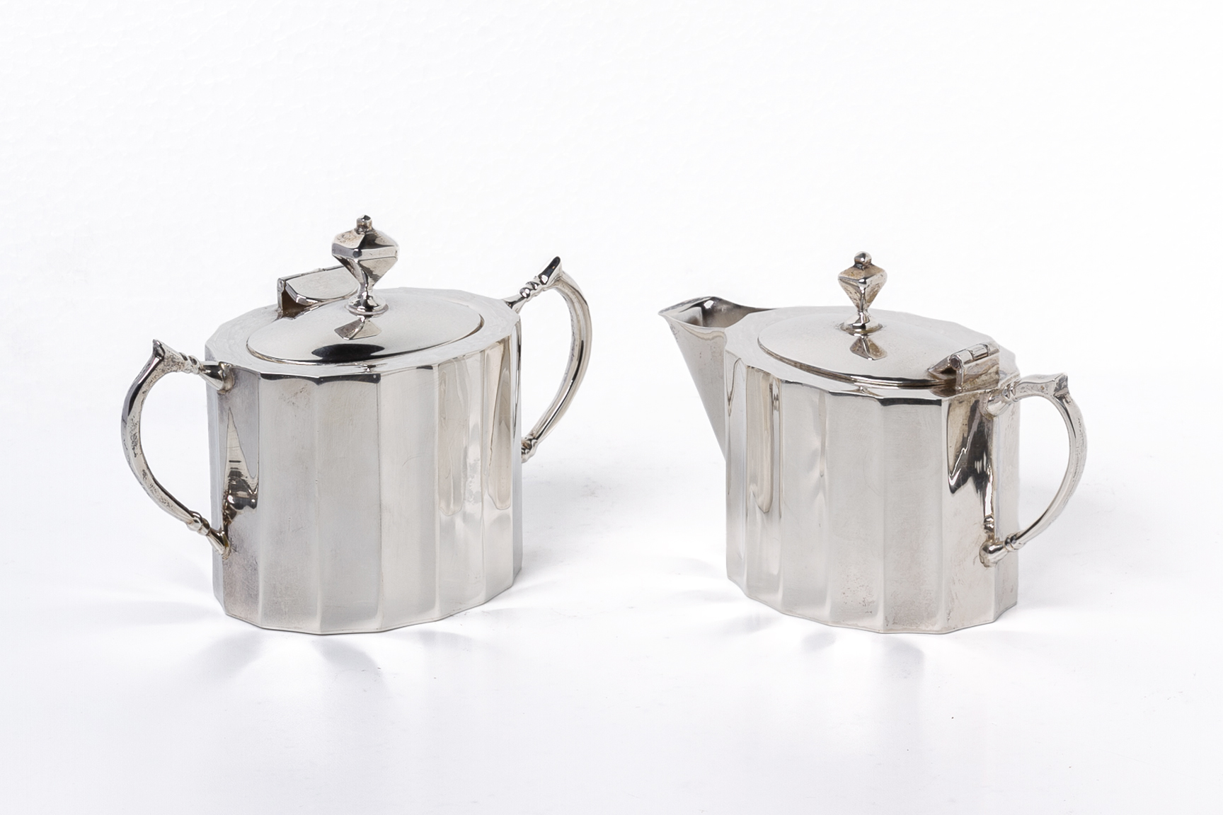 A STERLING SILVER CREAM AND SUGAR SET WITH TRAY - Image 2 of 4