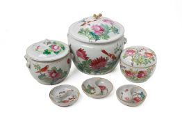 A GROUP OF SIX FAMILLE ROSE PORCELAIN ITEMS
