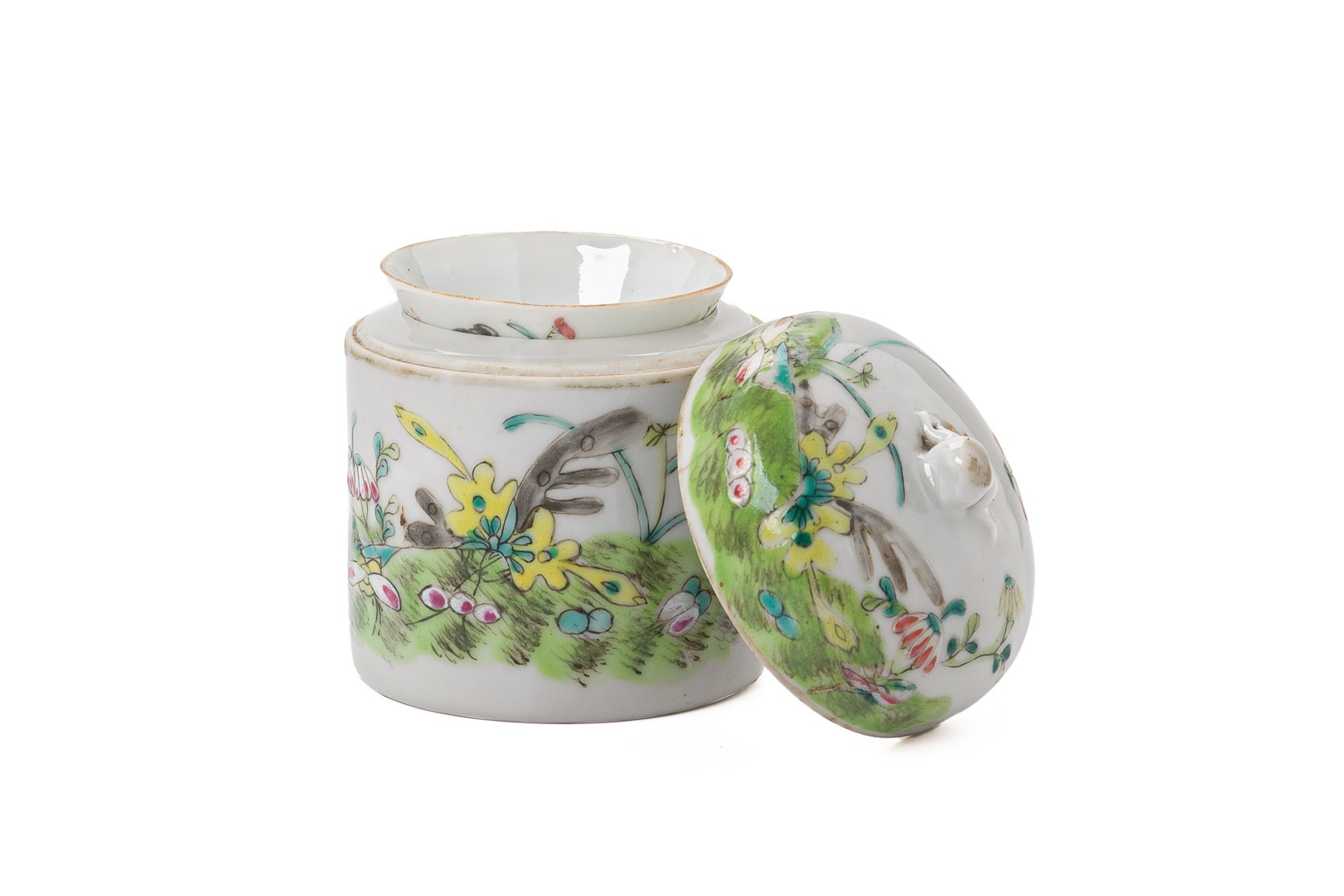 A FAMILLE ROSE CYLINDRICAL PORCELAIN BOX AND TEA BOWL - Image 2 of 5