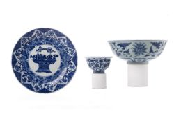 A GROUP OF BLUE AND WHITE PORCELAIN ITEMS
