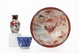 A GROUP OF JAPANESE PORCELAIN ITEMS