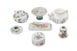 A GROUP OF FAMILLE ROSE PORCELAIN ITEMS
