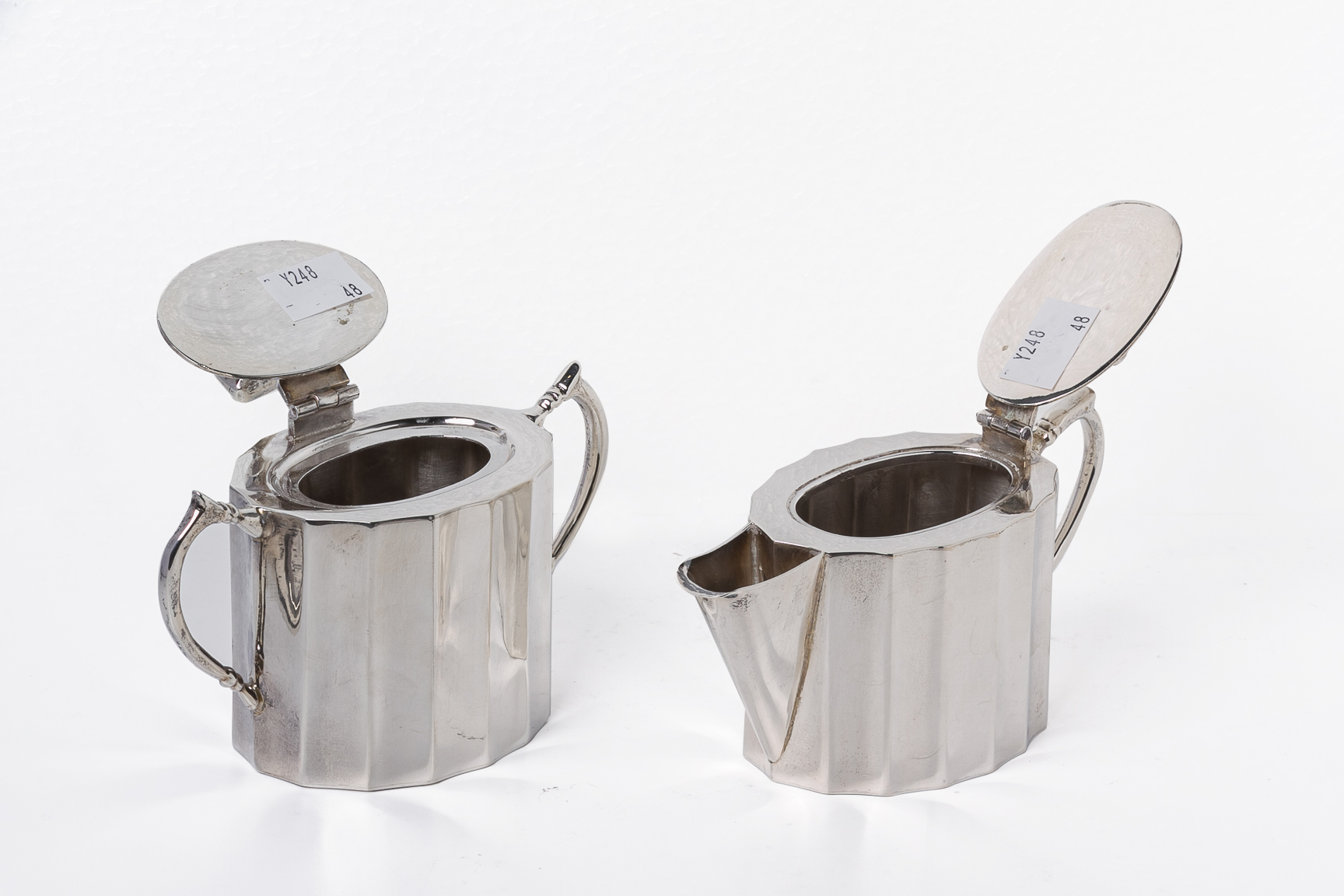 A STERLING SILVER CREAM AND SUGAR SET WITH TRAY - Image 3 of 4