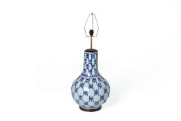 A LARGE BLUE AND WHITE PORCELAIN LAMP
