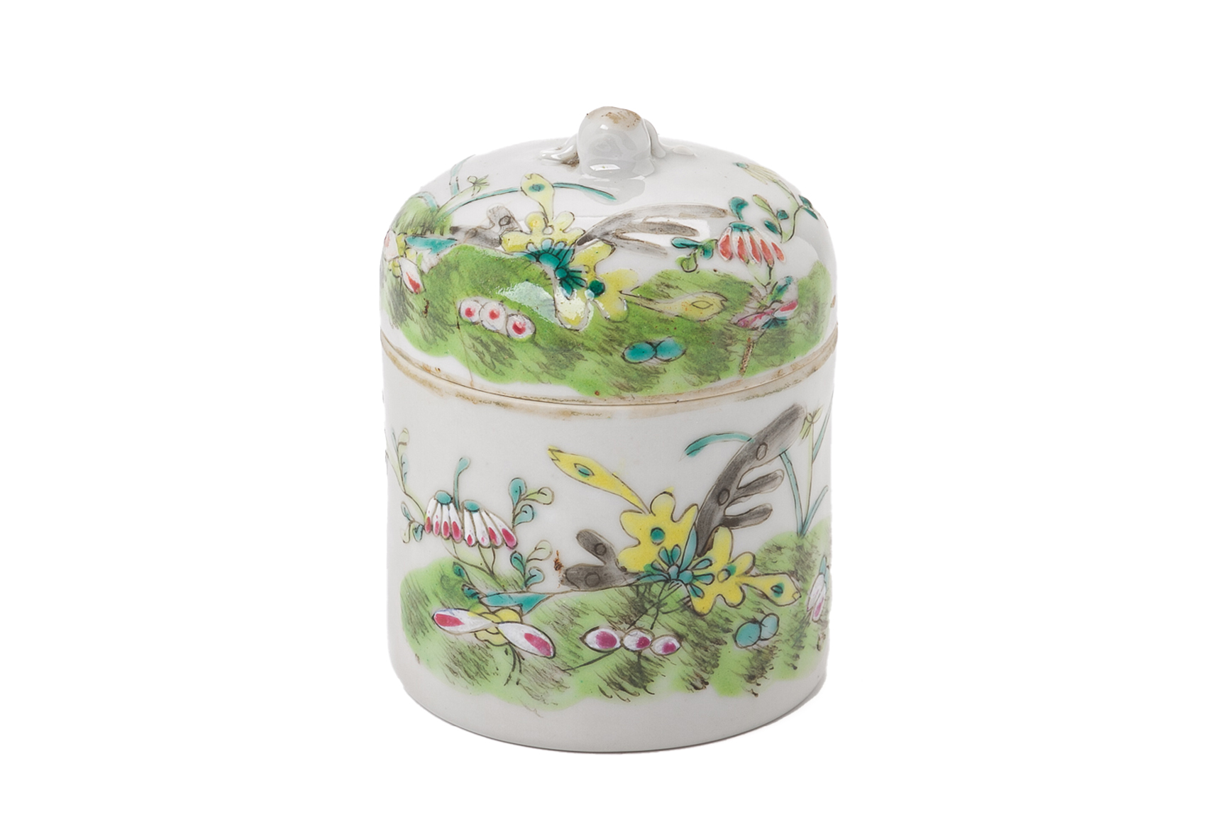 A FAMILLE ROSE CYLINDRICAL PORCELAIN BOX AND TEA BOWL - Image 3 of 5