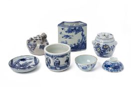 AN ASSORTED GROUP OF BLUE AND WHTIE CERAMICS
