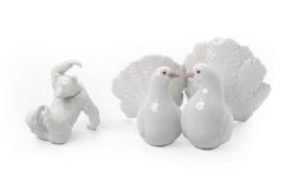 A LLADRO PORCELAIN MODEL OF TWO DOVES