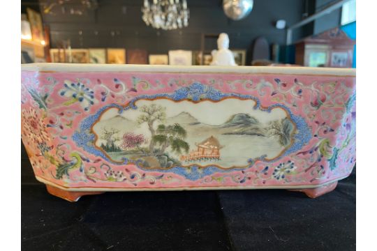 A PINK GROUND FAMILLE ROSE PORCELAIN PLANTER - Image 8 of 14