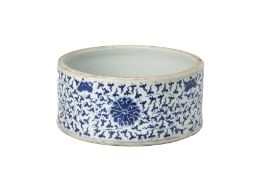 A BLUE AND WHITE PORCELAIN PLANTER OR POT