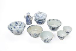 A COLLECTION OF BLUE AND WHITE PORCELAIN ITEMS