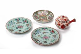 A GROUP OF FIVE ORIENTAL PORCELAIN ITEMS