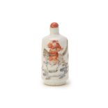 A CHINESE FAMILLE ROSE PORCELAIN SNUFF BOTTLE