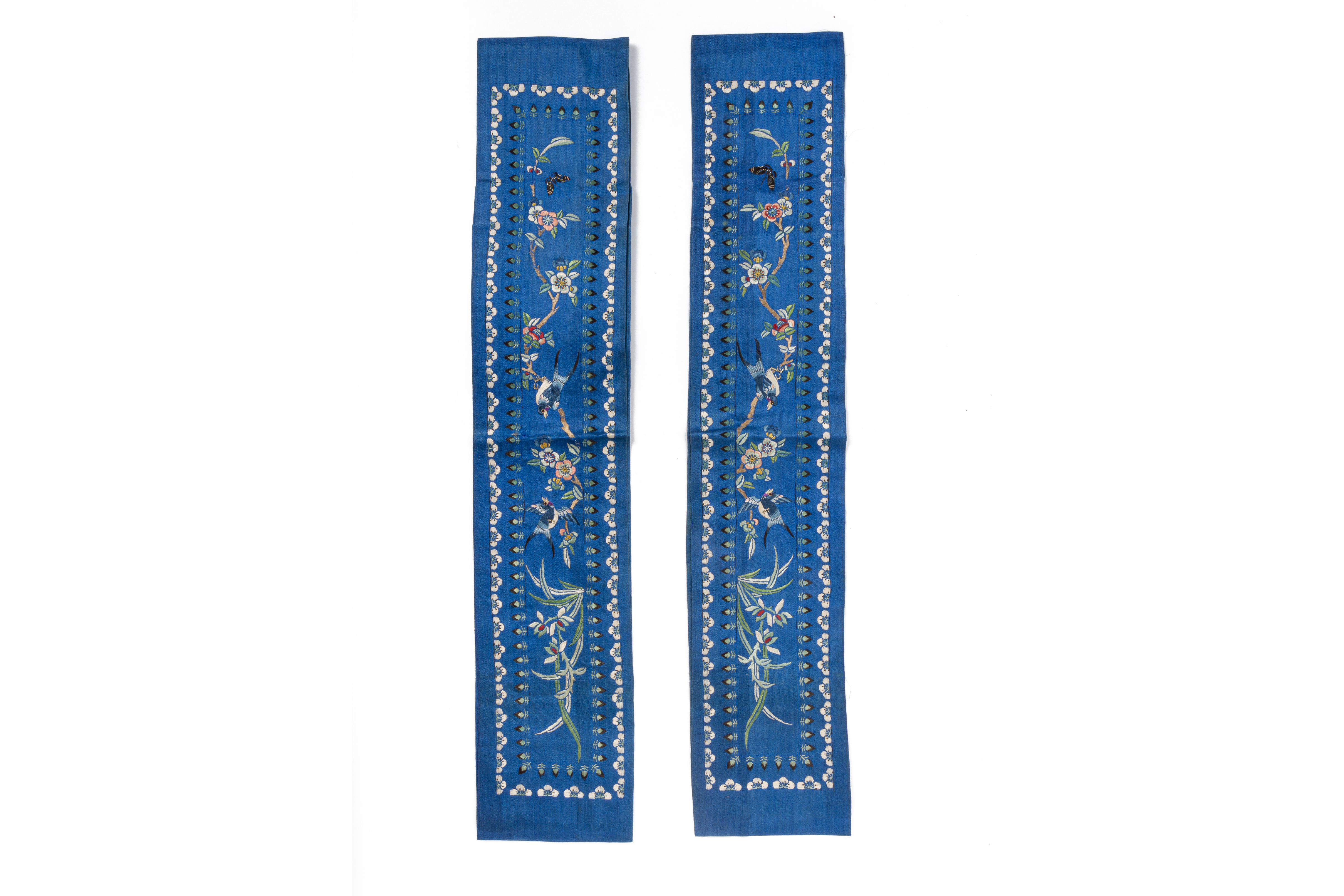 A PAIR OF CHINESE EMBROIDERED SLEEVE PANELS - Image 4 of 4