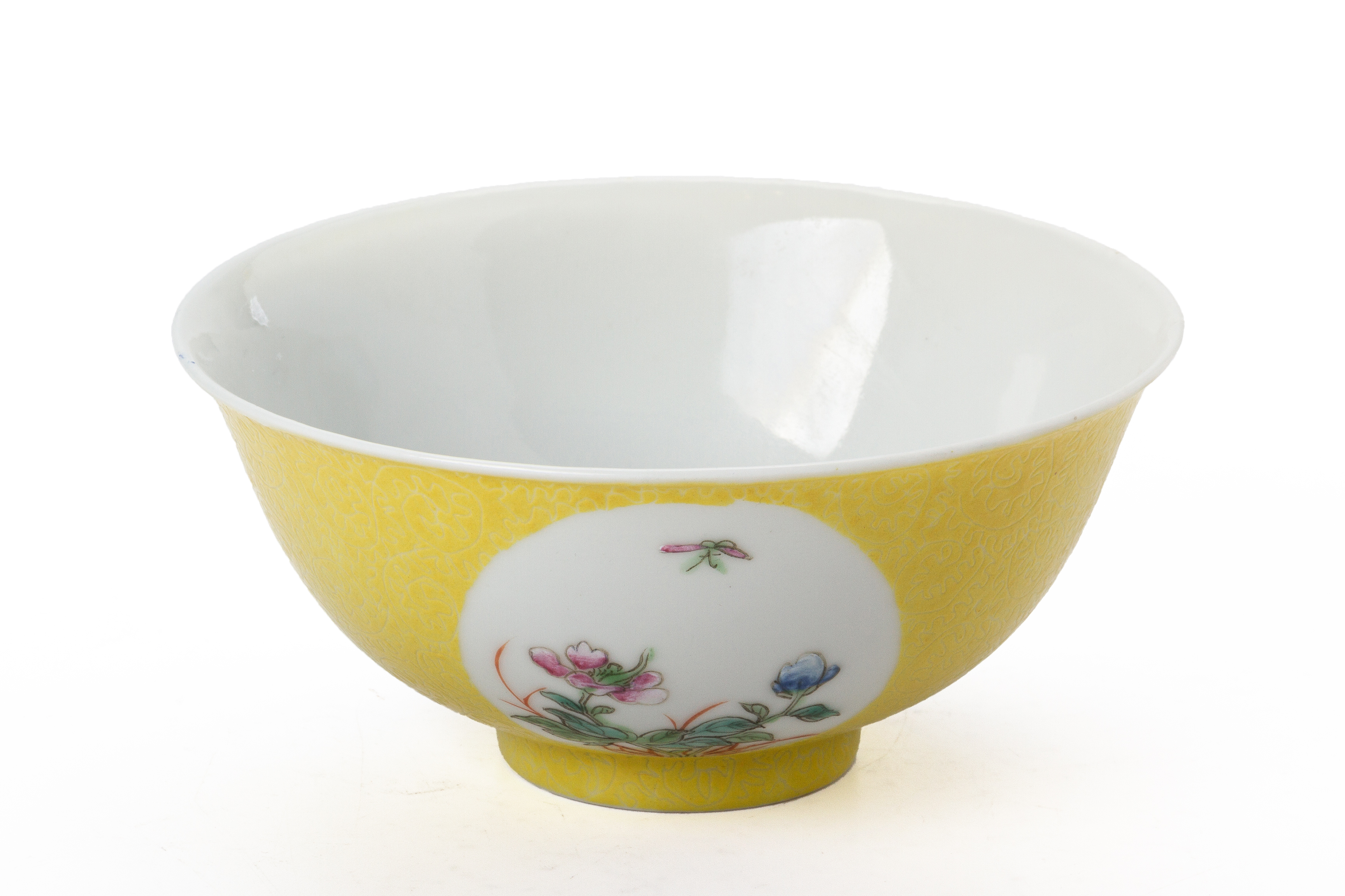 A FAMILLE ROSE YELLOW SGRAFFITO GROUND FLOWER MEDALLION BOWL - Image 3 of 3
