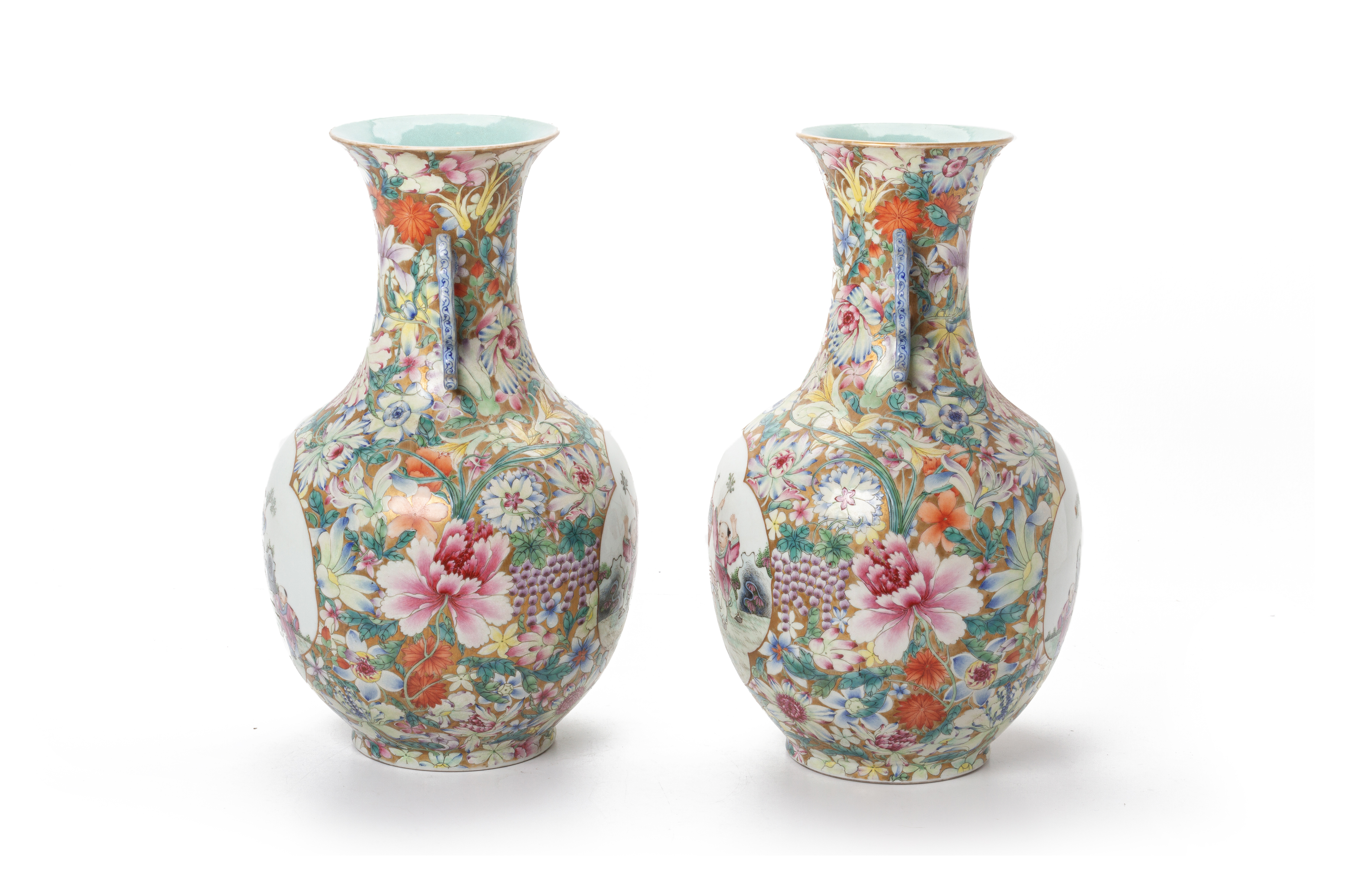 A PAIR OF TWIN HANDLED FAMILLE ROSE MILLEFLEURS VASES - Image 4 of 5