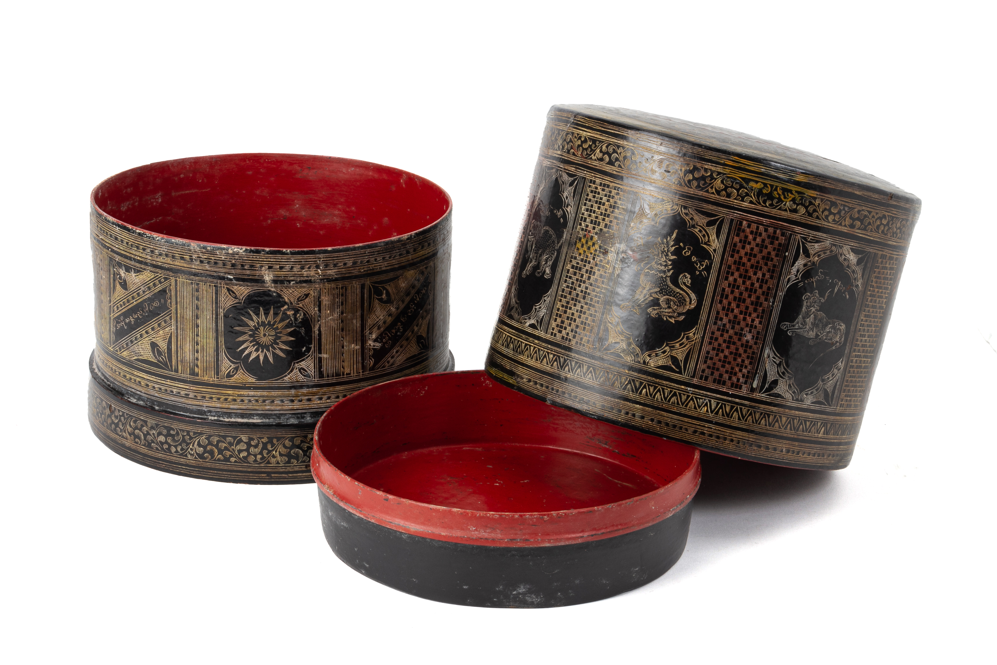 A LARGE BURMESE BLACK LACQUER CYLINDRICAL BETEL BOX - Image 2 of 3